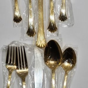 New Towle Supreme Gold Plume 2 Five Piece Place Settings